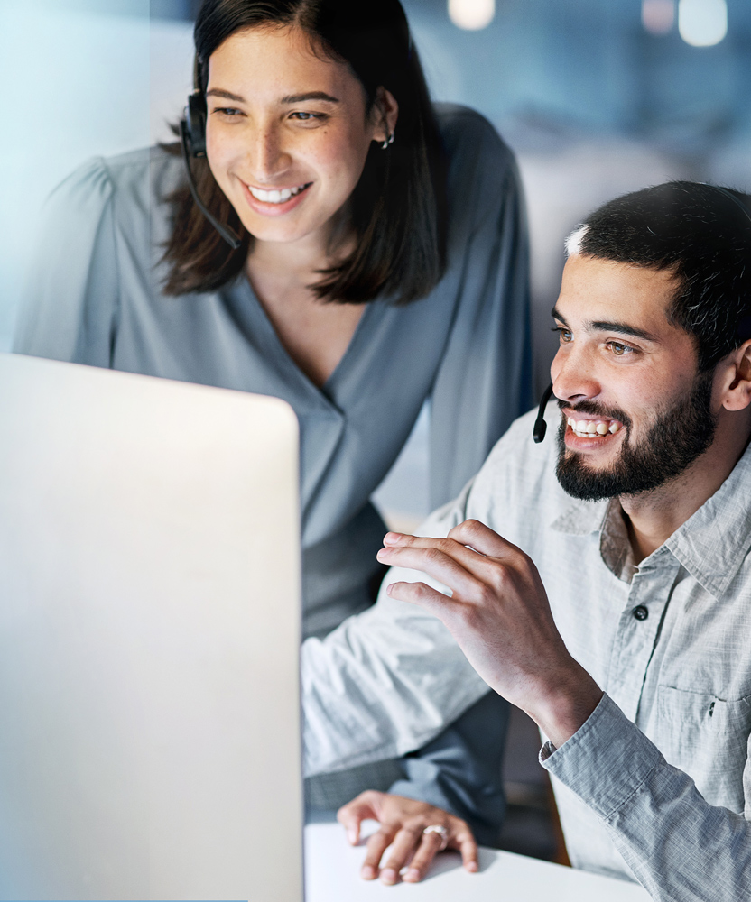 Careers 7 coworkers collaborating to resolve an issue on computer